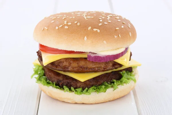 Dwukrotnie cheeseburger hamburger pomidorów sałata ser drewniane boa — Zdjęcie stockowe