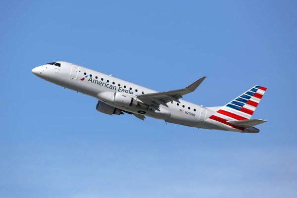 Самолёт American Eagle Embraer 175LR
