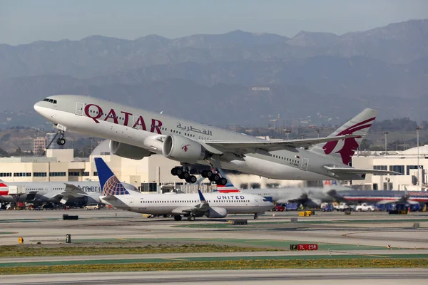 Qatar Airways Boeing 777-200 uçağı Los Angeles Uluslararası — Stok fotoğraf