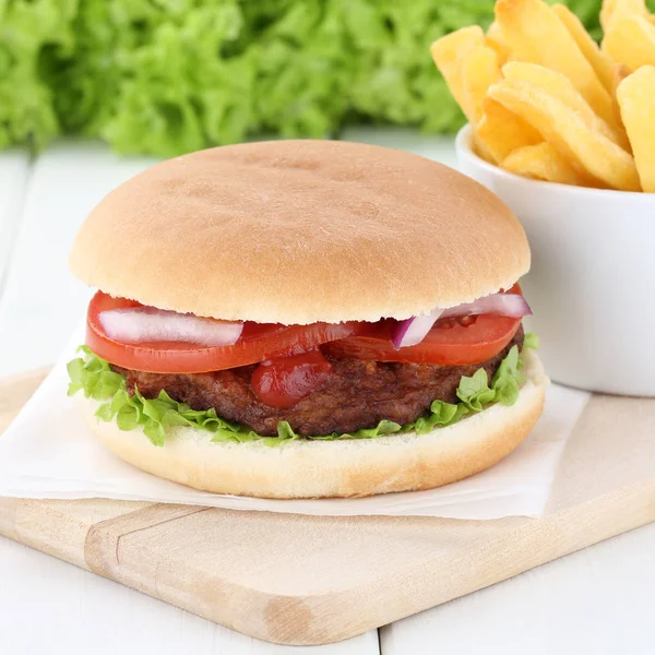 Hamburger und Pommes vom Rind Tomaten Salat — Stockfoto