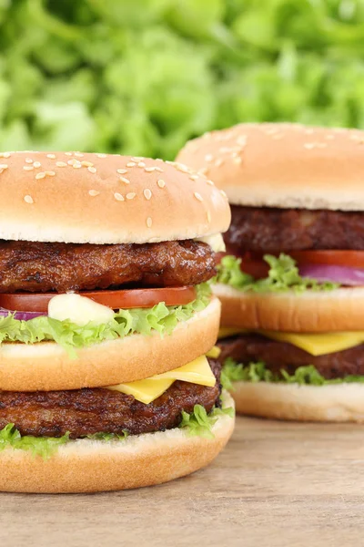Двойной гамбургер крупным планом с помидорами из говядины — стоковое фото