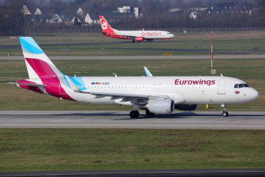 Eurowings ve Air Berlin uçak Dusseldorf Havaalanı