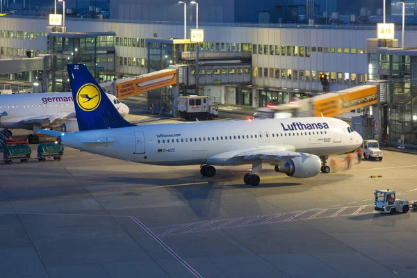 Lufthansa Airbus A320 típusú repülőgéppel repülőgép Dusseldorf repülőtér éjjel — Stock Fotó