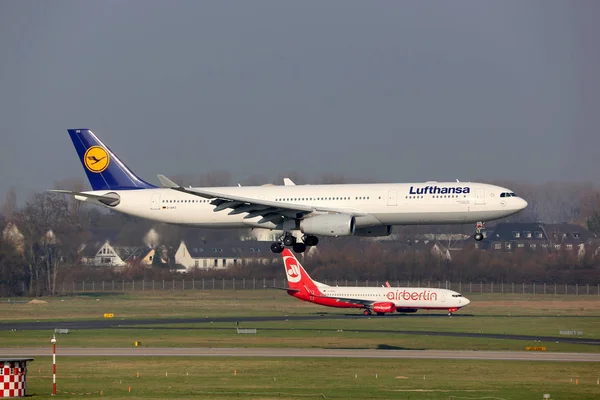 Lufthansa and Air Berlin airplanes Dusseldorf airport — Stock Photo, Image