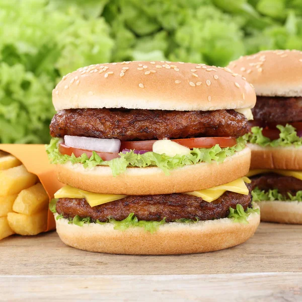 Двойной гамбургер и картошка фри — стоковое фото