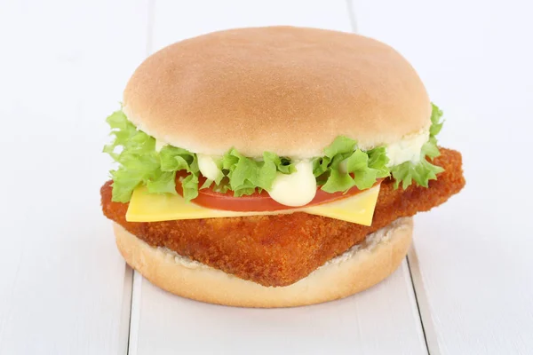 魚バーガー fishburger ハンバーガー トマト レタス チーズ木製 — ストック写真