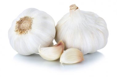 Sarımsak Sağlıklı baharat sebze üzerinde beyaz izole