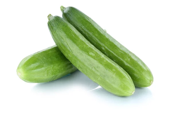 Zeleninu Okurky salátové okurky izolované na bílém — Stock fotografie