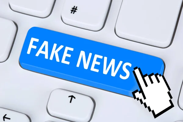 Sahte haber gerçeği yalan medya internet düğmesini online kavramı compute — Stok fotoğraf