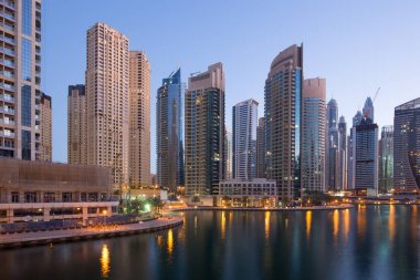 Dubai Yat Limanı gökdelen gökdelenler alacakaranlık gece mavi saat
