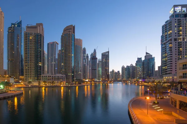 Dubai Marina wolkenkrabber wolkenkrabbers twilight uur van de nacht blauw — Stockfoto