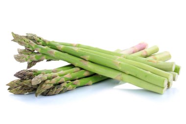 Yeşil kuşkonmaz sebze izole