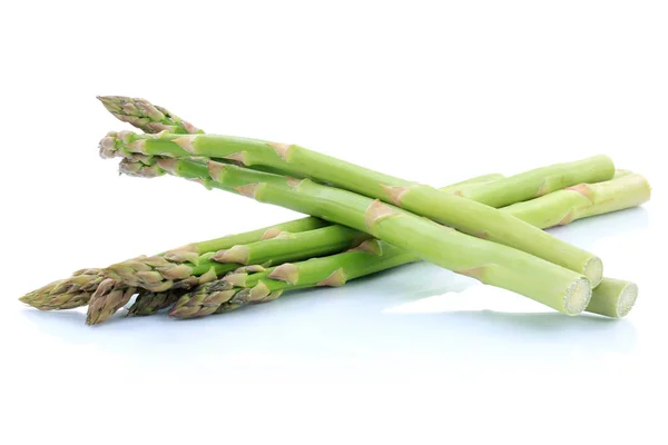 Świeże szparagi zielone warzywa jedzenie na białym tle — Zdjęcie stockowe