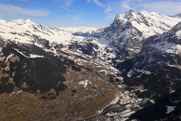 Grindelwald s hory Wetterhorn Mittelhorn švýcarských Alp zapnut — Stock fotografie