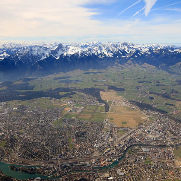 Thun alpen panorama überblick berge schweiz stadt stadt aeri — Stockfoto