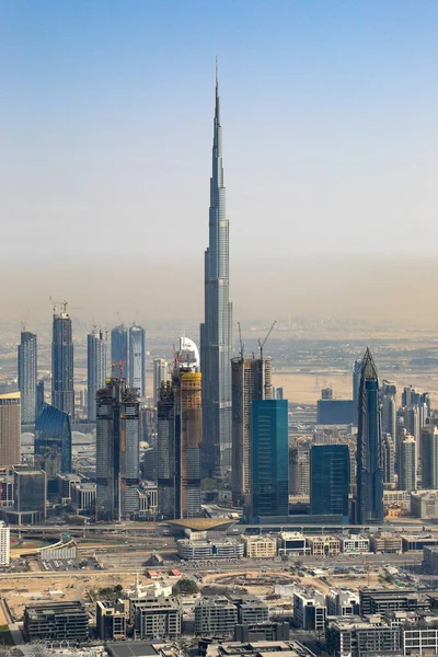 Dubaji Burj Khalifa budování centra vertikální portrét letecké vi — Stock fotografie