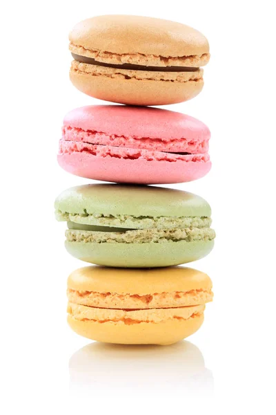 Macarons macaroons plików cookie stosu deser z Francji na białym tle — Zdjęcie stockowe