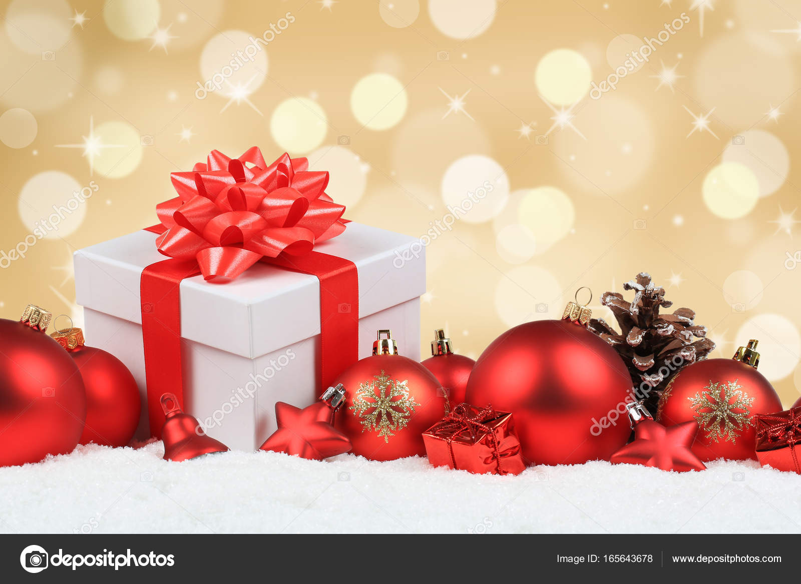 Stock Regali Di Natale.Regali Di Natale Presenta Palle D Oro Decorazione Neve Copyspace Foto Stock C Boarding2now 165643678