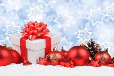 Noel hediyeleri sunar topları dekorasyon yıldızlar arka plan copys