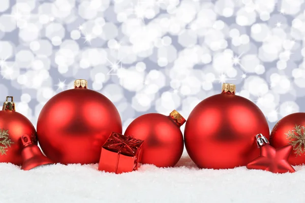 Boules de Noël décoration rouge neige hiver fond copyspace — Photo