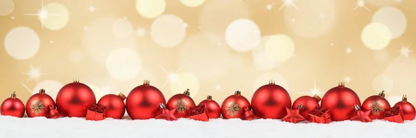 Weihnachtskugeln Banner rote Dekoration goldener Hintergrund Schnee gewinnen — Stockfoto