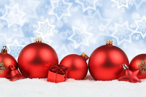 Boules de Noël décoration rouge étoiles de neige fond copyspace — Photo