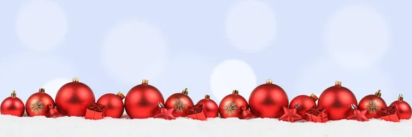 Bolas de Navidad banner rojo decoración azul claro fondo nieve — Foto de Stock