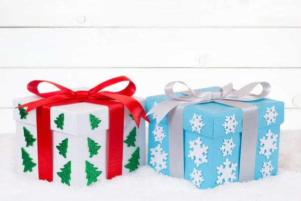 Distribución navideña de regalos decoración nieve madera madera espalda — Foto de Stock