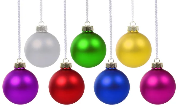 Ballen kerstballen opknoping op geïsoleerde Wit — Stockfoto