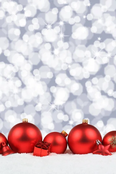 크리스마스 볼 빨간 장식 눈 겨울 배경 초상화 f — 스톡 사진