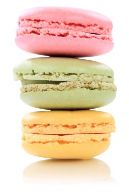 Macarons bademli kurabiye kurabiye yığını üzerinden izole