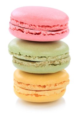 Fransa renkli kurabiye yığından izole Macarons macaroons