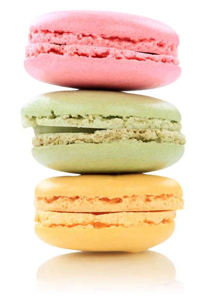 Macarons macaroons plików cookie stosu z Francji na białym tle — Zdjęcie stockowe