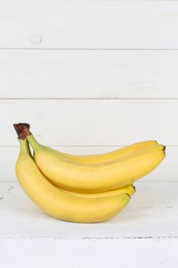 Muz meyve meyve portre biçimi boşaltmak ahşap tahta üzerinde