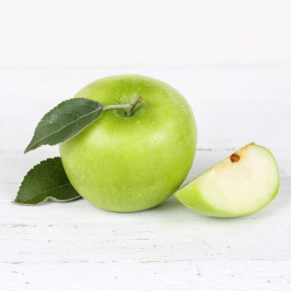 Jabłko owoc owoce zielony kwadrat na desce — Zdjęcie stockowe