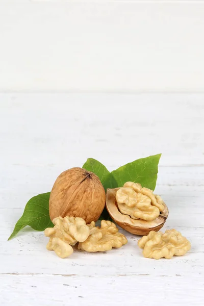 Walnuts walnut nuts nut nutshell portrait format copyspace on wo — Stock Photo, Image