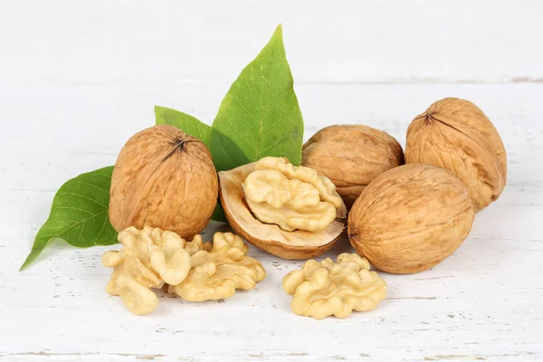 Nueces nueces sobre tabla de madera —  Fotos de Stock