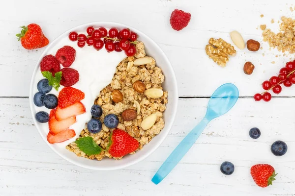 Muesli breakfast fruits yogurt strawberries cereals berries bowl — Stock Photo, Image
