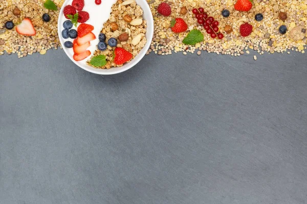 Müsli frukost frukt yoghurt jordgubbar spannmål bär skål — Stockfoto