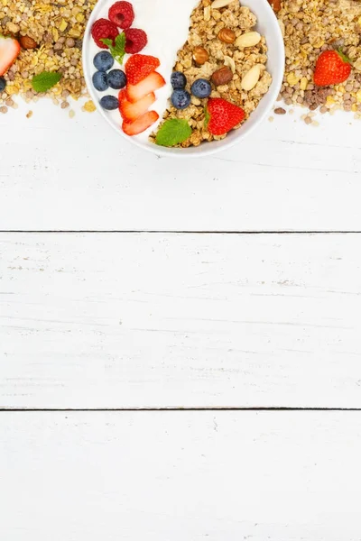 Μούσλι πρωινό φρούτα γιαούρτι φράουλες δημητριακά copyspace po — Φωτογραφία Αρχείου