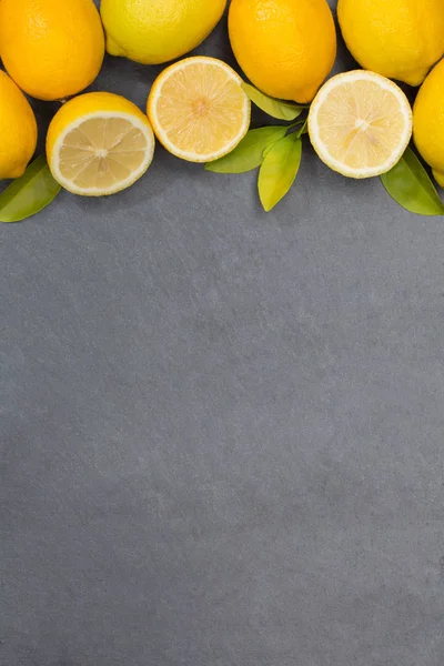 Citron citrons fruits portrait format copyspace ardoise vue du dessus — Photo