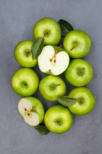 Mele mela frutta ardesia verde formato verticale vista dall'alto — Foto Stock