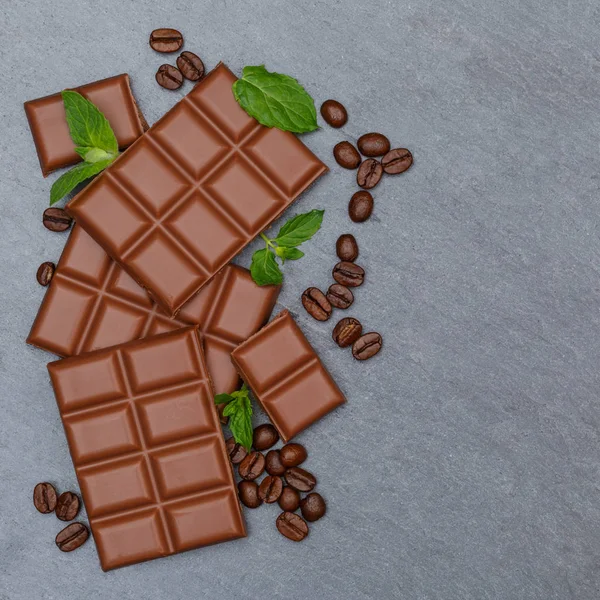 お菓子食品正方形バー チョコレート ミルク チョコレート スレート copyspace — ストック写真