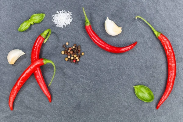 Peperoncino piccante rosso peperoncino ingredienti di cottura ardesia backgroun — Foto Stock