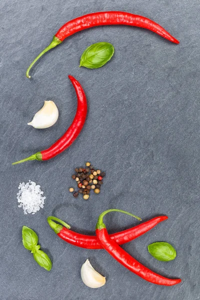 Peperoncini piccanti rossi peperoncino cottura ingredienti formato verticale — Foto Stock