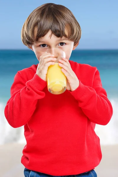 Kleiner Junge Kind Kind trinkt Orangensaft Porträtformat summieren — Stockfoto