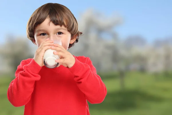 Kind trinkt Milch Kinderglas gesunde Ernährung — Stockfoto