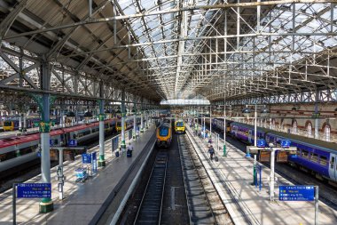 Demiryolu demiryolu İngiltere'de Manchester Piccadilly istasyonu trenler