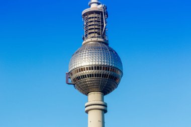 Berlin tv Kulesi mavi gökyüzü Alexanderplatz Almanya şehir