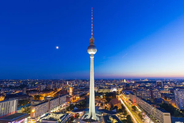 Berlin skyline fernsehturm alexanderplatz bei nacht deutschland stadtstr. — Stockfoto